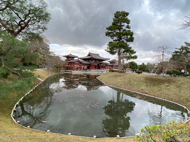 Temple Byodo-in avec son étang à Uji, Kyoto