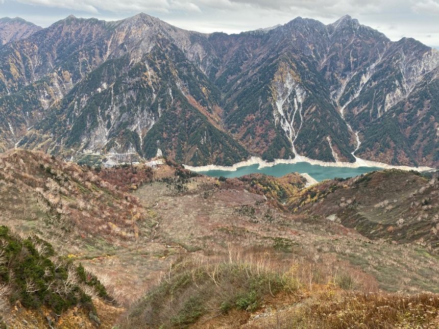 Vue de la téléphérique de la route alpine de Tateyama Kurobe