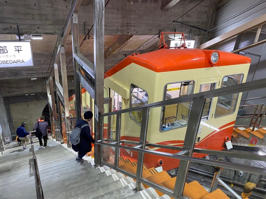 Le funiculaire reliant Kurobe Dam à Kurobe Daira sur la route alpine de Tateyama Kurobe