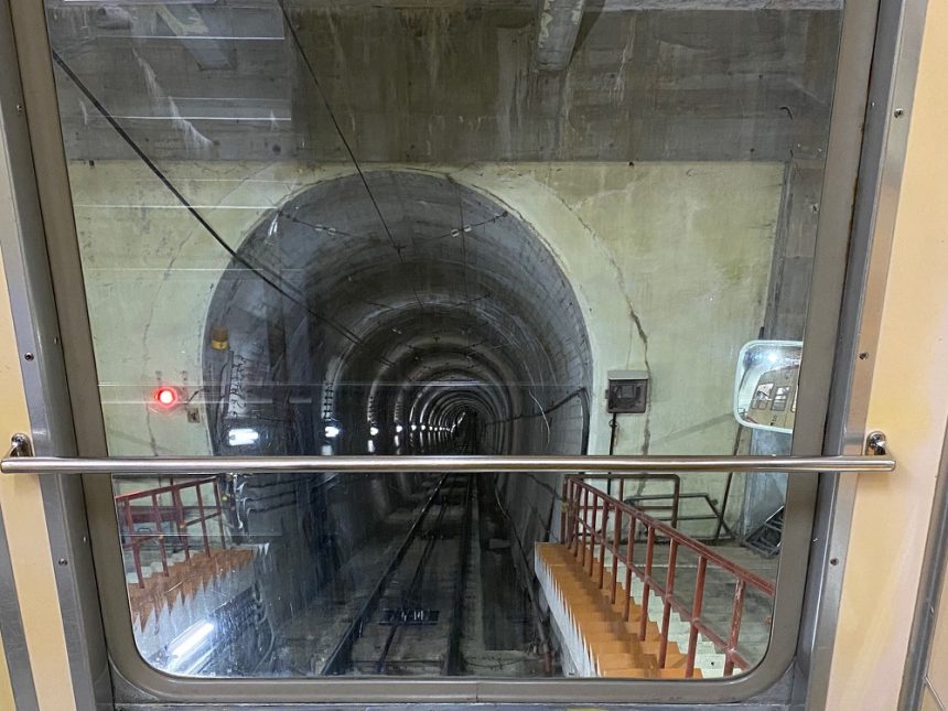 Le tunnel du funiculaire de la route alpine de Tateyama Kurobe