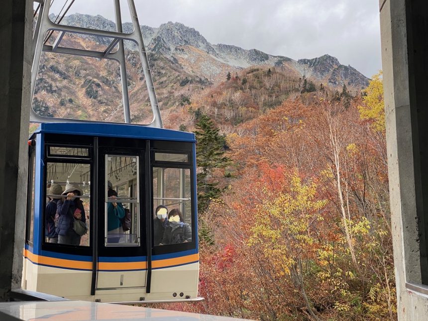 La téléphérique pour aller à Daikanbo sur la route alpine de Tateyama Kurobe