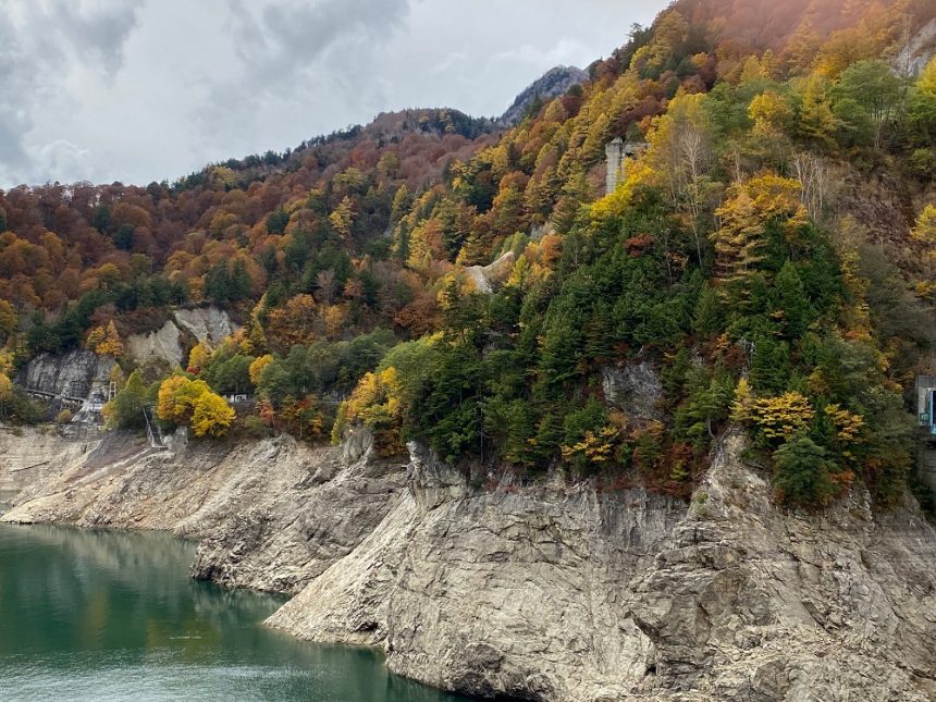 Le barrage de Kurobe en automne