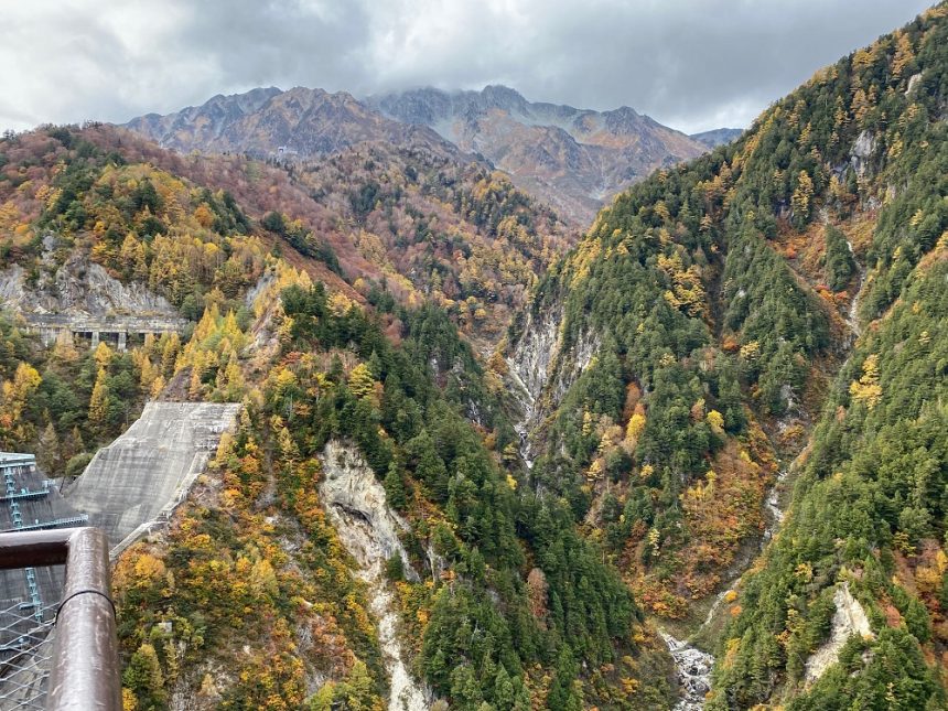 La vue du barrage de Kurobe en automne