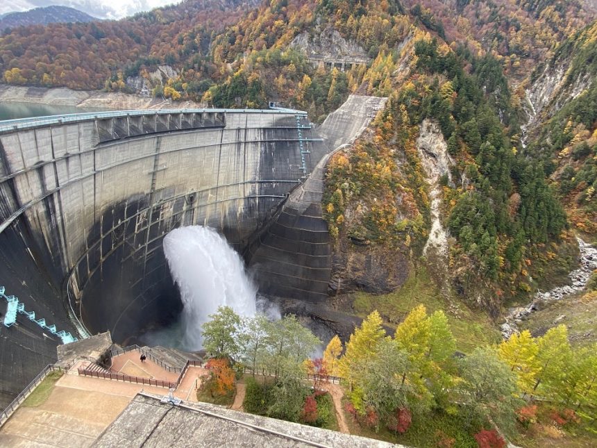 Le barrage de Kurobe en automne